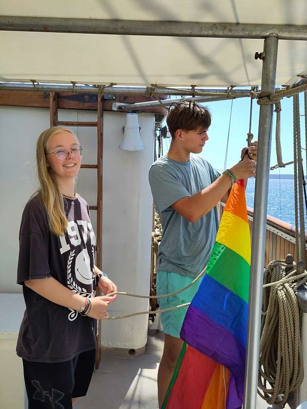 Mathilda und Moritz hissen am Mittwoch die Regenbogenflagge