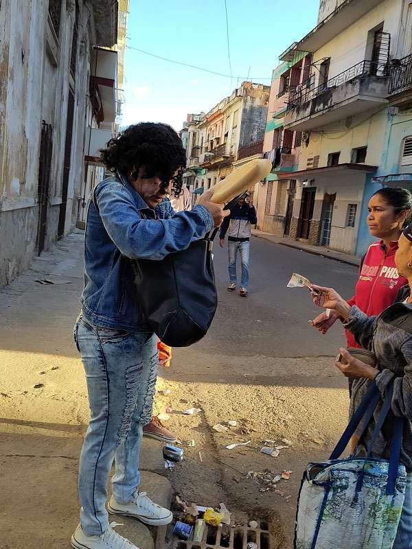 Brotverkauf auf den Straßen Havannas