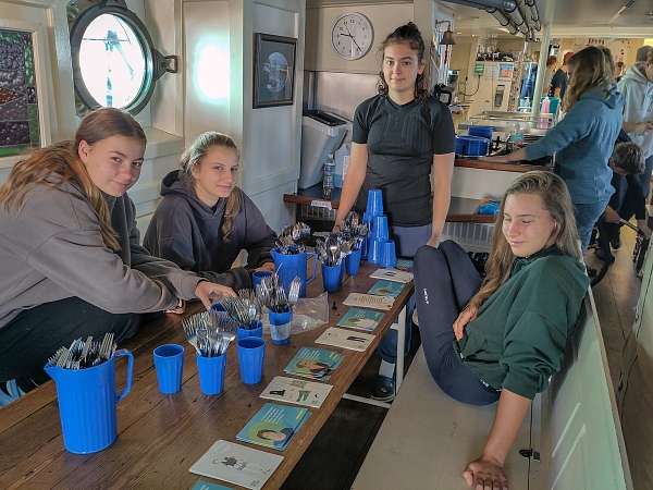 Schiffsinventur: Mira, Lotta, Clara und Emma. beim Besteck-Zählen