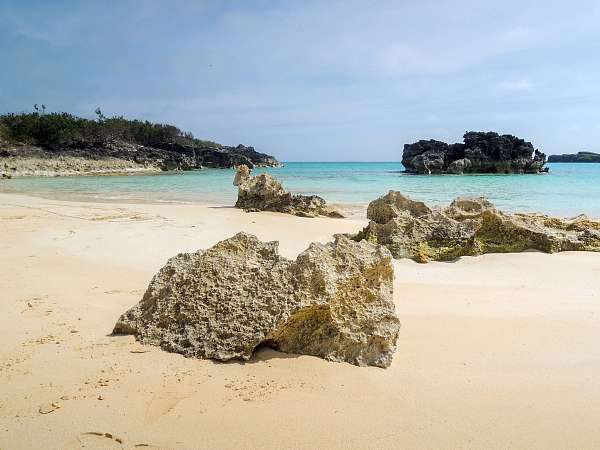 Strand mit Steinen auf Bermuda