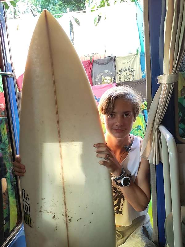 Laurin hat endlich ein Surfboard