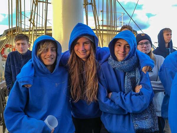 Laurin, Emma und Svenja beim Mastering auf dem kalten Nordatlantik
