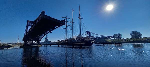 Die Gulden Leeuw passiert die Kaiser-Wilhelm-Brücke