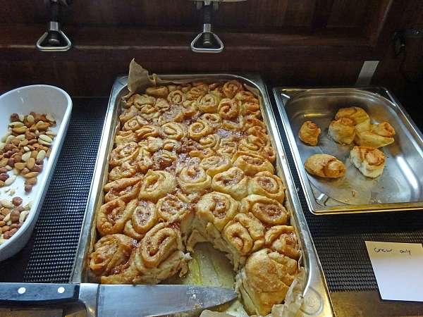 Zimtschnecken auf dem Kuchenblech