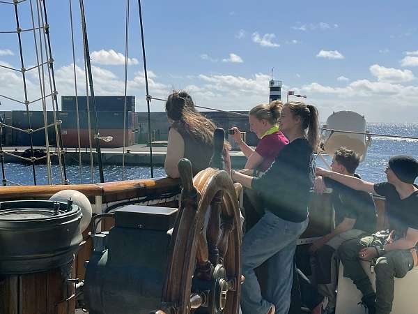 Karo, Lea, Martha, Coleen und Milan auf der Brücke