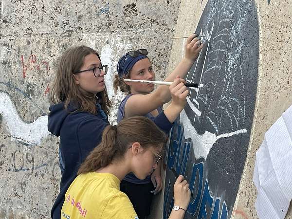 Linnea, Merle und Julia malen das Mural