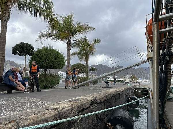 Lea, Sky und Cody bauen die Gangway auf