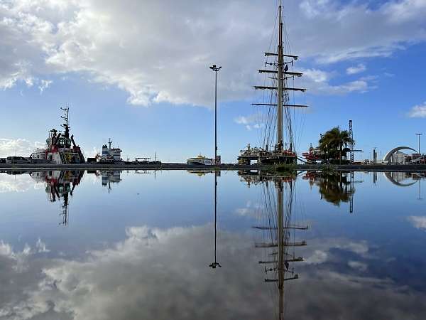 Spiegelglatte See im Hafen von Santa Cruz