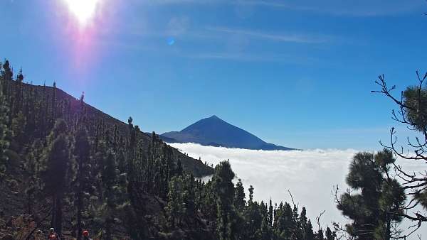 Der Teide thront über den Wolken 