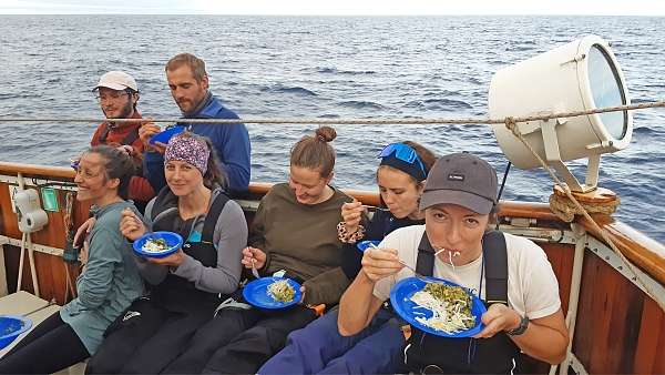 Noch in der Nordsee – dem HSHS-Team schmeckt es 