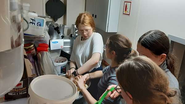 Finja, Julia, Linnea und Clara beim Kuchenbacken 