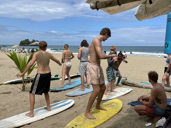 Surfen lernen auf dem Trockenen