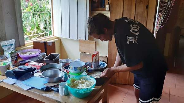 Manu beim Backen in Longo Mai 