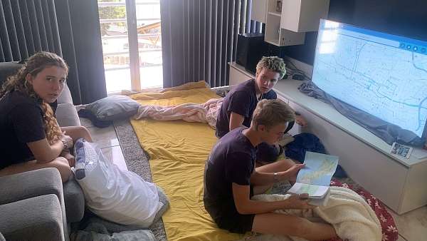 Merle, Julian und Benni planen im AirBnB in San Jose