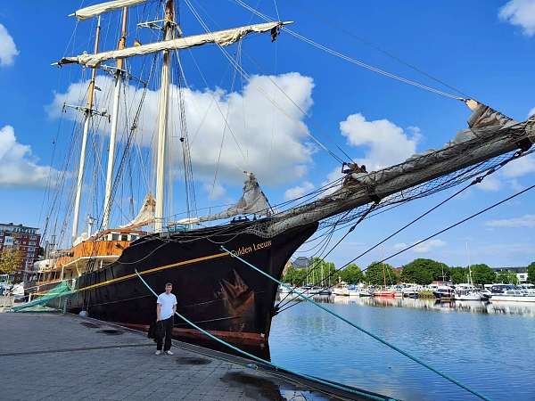 Lasse in Emden vor der Gulden Leeuw 