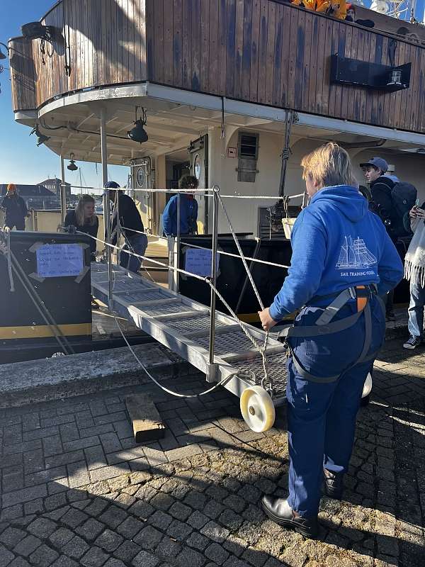 Es wird Ernst – die Gangway wird eingeholt.