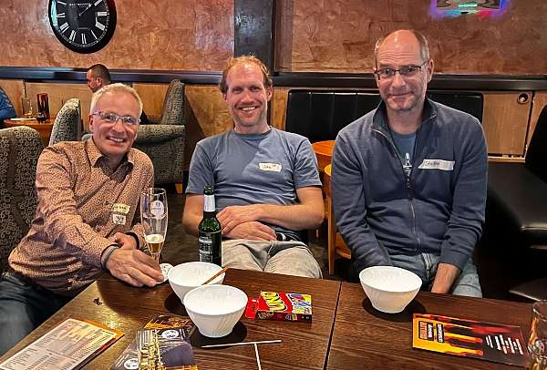 drei ältere Männer in der Bar