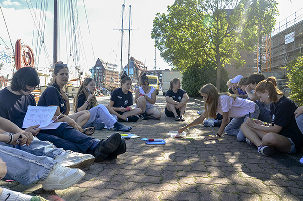 Sitzkreis im Hafen 