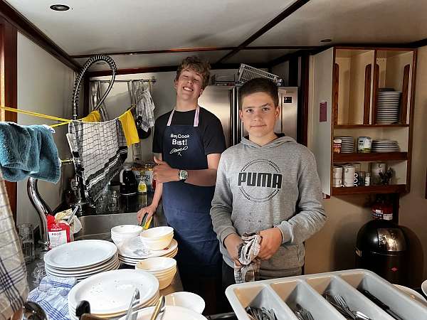 Philipp und Matthias machen den Abwasch nach unserem ersten Frühstück am Sonntag.