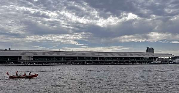 Der Hauptbahnhof von Amsterdam vom Wasser aus