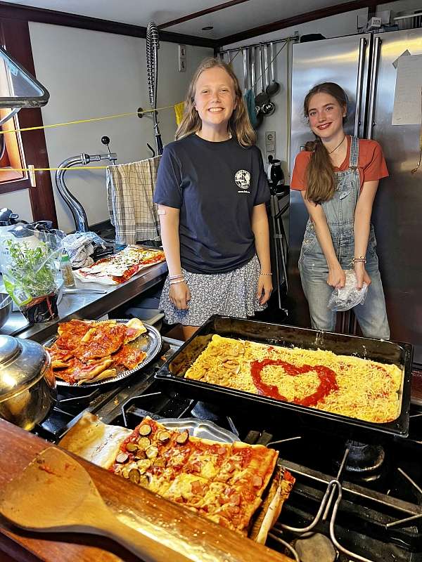 Luna und Mia backen Pizza für alla